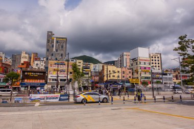 Busan, Güney Kore - 27 Ağustos 2024 - Busan İstasyonunun yanındaki sokak manzarası ve Busan mektup tabelası
