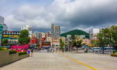 Busan, Güney Kore - 27 Ağustos 2024 - Busan İstasyonunun yanındaki sokak manzarası ve Busan mektup tabelası