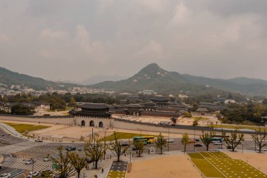 Seul, Kore - 25 Ağustos 2024 - Kore Çağdaş Tarih Müzesi 'nin çatısından görülen Gyeongbokgung Sarayı' nın havadan görünüşü