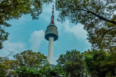 Seul, Kore - 26 Ağustos 2024 - Namsan Seul Kulesi 'nin alçak açılı görüntüsü