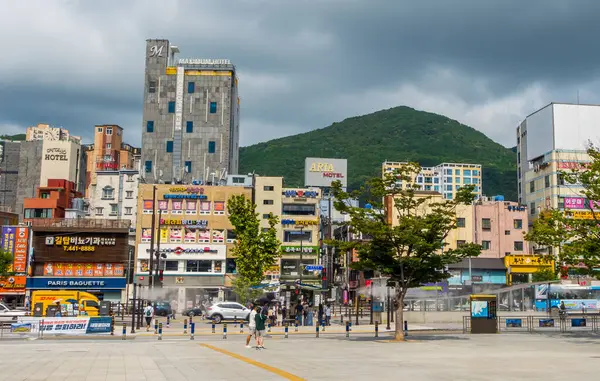 Busan, Güney Kore - 27 Ağustos 2024 - Busan İstasyonunun yanındaki sokak manzarası ve Busan mektup tabelası