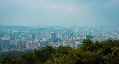Seul, Kore - 26 Ağustos 2024 - Hüzünlü bir günde Namsam Dağı 'ndan Seul' ün hava manzarası