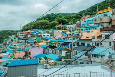 Busan, Güney Kore - 30 Ağustos 2024 - Gamcheon Kültür Köyü 'nün havadan görünüşü