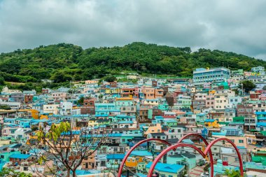 Busan, Güney Kore - 30 Ağustos 2024 - Gamcheon Kültür Köyü 'nün havadan görünüşü