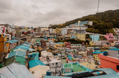 Busan, Güney Kore - 30 Ağustos 2024 - Gamcheon Kültür Köyü 'nün havadan görünüşü