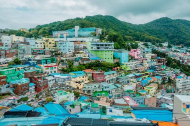 Busan, Güney Kore - 30 Ağustos 2024 - Gamcheon Kültür Köyü 'nün havadan görünüşü
