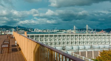 Busan, Güney Kore - 30 Ağustos 2024 - Lotte Mağazası 'nın çatısından Busan' ın havadan görünüşü