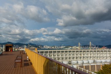 Busan, Güney Kore - 30 Ağustos 2024 - Lotte Mağazası 'nın çatısından Busan' ın havadan görünüşü