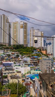 Busan, Güney Kore - 31 Ağustos 2024 - Busan 'ın merkezi Lee Jung-Seob Caddesi' nden görüldü.