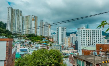 Busan, Güney Kore - 31 Ağustos 2024 - Busan 'ın merkezi Lee Jung-Seob Caddesi' nden görüldü.