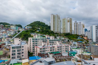 Busan, Güney Kore - 31 Ağustos 2024 - Busan 'ın merkezi Lee Jung-Seob Caddesi' nden görüldü.