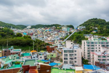 Busan, Güney Kore - 31 Ağustos 2024 - Busan 'ın merkezi Lee Jung-Seob Caddesi' nden görüldü.