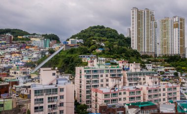 Busan, Güney Kore - 31 Ağustos 2024 - Busan 'ın merkezi Lee Jung-Seob Caddesi' nden görüldü.
