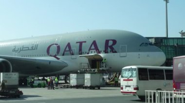 Doha, Katar - 11 Mayıs 2024 - Katar Havayolları A380 Hamad Uluslararası Havaalanında yükleniyor