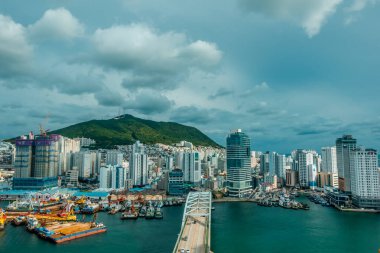 Busan, Güney Kore - 30 Ağustos 2024 - Lotte Mağazası 'nın çatısından Busan Merkezi' nin havadan görünüşü