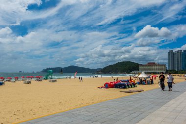 Busan, Güney Kore - 31 Ağustos 2024 - Haeundae Plajı 'nda turistler