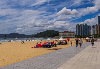 Busan, Güney Kore - 31 Ağustos 2024 - Haeundae Plajı 'nda turistler