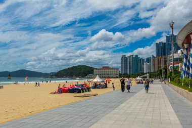 Busan, Güney Kore - 31 Ağustos 2024 - Haeundae Plajı 'nda turistler