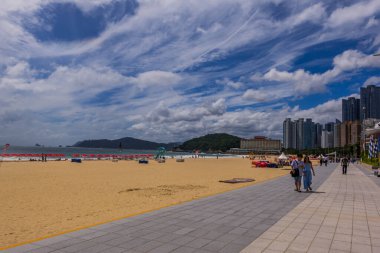 Busan, Güney Kore - 31 Ağustos 2024 - Haeundae Plajı 'nda turistler