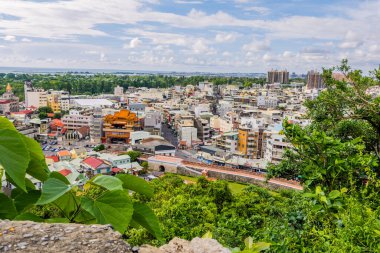 Kaohsiung, Tayvan - 6 Eylül 2024 - Kaohsiung 'un havadan görünüşü eski Fongshan Kalesinden görüldü