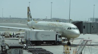 Abu Dabi, BAE - 15 Mayıs 2024 Etihad Airways Airbus A321 Zayed Uluslararası Havaalanı 'nda yükleniyor