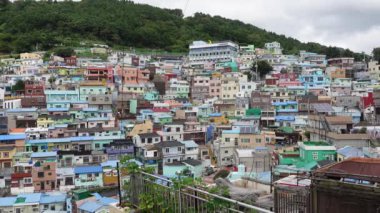 Busan, Güney Kore - 30 Ağustos 2024 - Gamcheon Kültür Köyünün durağan manzarası
