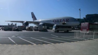 Doha, Katar - 11 Mayıs 2024 - DOH Hamad Uluslararası Havalimanı 'nda Katar Havayolları A380' in zaman çizelgesi yükleniyor