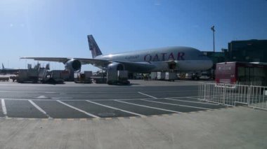 Doha, Katar - 11 Mayıs 2024 - Katar Havayolları A380 DOH Hamad Uluslararası Havaalanında yükleniyor