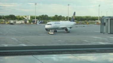 Münih, Almanya - 2 Temmuz 2024 - Lufthansa Airbus A320-214 (WL) kayıtlı D-AIUX Münih Havaalanı