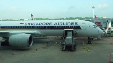 Singapur Changi - 9 Ekim 2024 - Singapur Havayolları A350-900 Changi Terminalinde yükleniyor