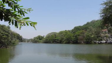 Kandy, Sri Lanka 'nın merkezindeki güzel Kandy Gölü' nün Panorama gündüz manzarası