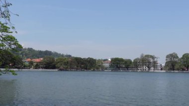  Kandy, Sri Lanka 'nın merkezindeki güzel Kandy Gölü' nün Panorama gündüz manzarası