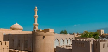 Al Qalaa Mosqe ve Nizwa 'nın merkezindeki diğer tarihi binalar Umman.