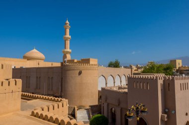 Al Qalaa Mosqe ve Nizwa 'nın merkezindeki diğer tarihi binalar Umman.