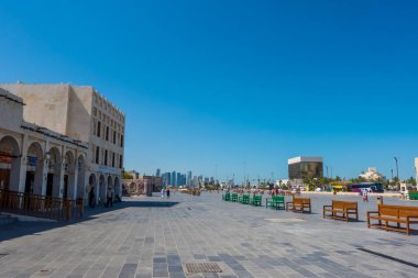 Doha, Katar - 10 Mayıs 2024 - Souq Waqif ve Doha Skyline arka planda