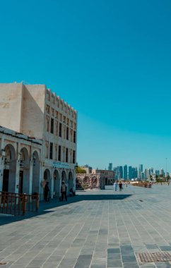 Doha, Katar - 10 Mayıs 2024 - Souq Waqif ve Doha Skyline arka planda