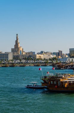 Doha, Katar - 10 Mayıs 2024 - günbatımı görünümü Doha Corniche Abdullah Bin Zaid el Mahmut İslam Kültür Merkezi arka planda