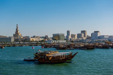 Doha, Katar - 10 Mayıs 2024 - günbatımı görünümü Doha Corniche Abdullah Bin Zaid el Mahmut İslam Kültür Merkezi arka planda