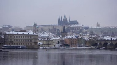 Prag, Çek Cumhuriyeti - 7 Ocak 2024 - Vltava Nehri 'nde Charles Köprüsü ve Prag Kalesi' nde kış mevsiminde uçan tekne ve kuşlar