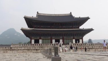 Seul, Kore - 26 Ağustos 2024 - Gyeongbokgung Sarayı 'nda turistler