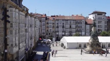 Vitoria-Gasteiz, İspanya - 6 Temmuz 2024 - Güneşli bir günde Eski Vitoria Kasabası 'ndaki Plaza Virgin Blanca