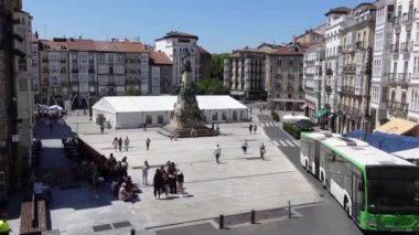 Vitoria-Gasteiz, İspanya - 6 Temmuz 2024 - Güneşli bir günde Eski Vitoria Kasabası 'ndaki Plaza Virgin Blanca