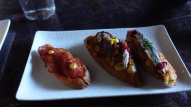 Pintxo adı verilen geleneksel İspanyol Bask ekmeği.