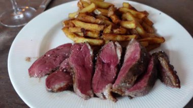 Geleneksel patates kızartmalı ördek göğsü (magret de canard)