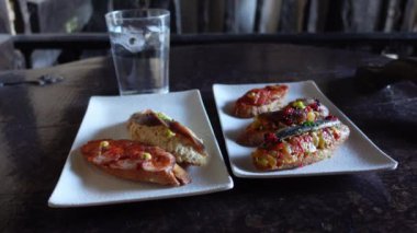 Pintxo adı verilen geleneksel İspanyol Bask ekmeği.
