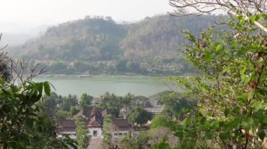 Luang Prabang 'daki Mekong Nehri ve Kraliyet Sarayı' nın havadan görünüşü, Phousi Hill 'den Laos.