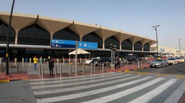 Dubai, BAE - 23 Ağustos 2024 - Dubai Uluslararası Havalimanı Terminal 1 'in dış görünümü (DXB)