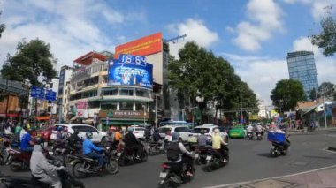 Ho Chi Minh Şehri, Vietnam - 8 Ekim 2024 - 1. Bölge Saigon 'da araba, bisiklet ve insanların görüldüğü sokak manzarası 
