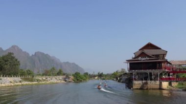 Vang Vieng, Laos - 21 Şubat 2024 - Nam Song nehrinde turist botları