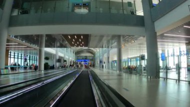 İstanbul, Türkiye - 22 Ağustos 2024 - IST Havaalanı 'nın giriş kapısından geçiyor